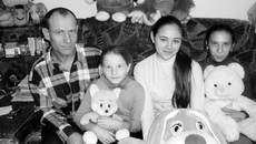 Все дела завершены, и теперь папа с девочками с нетерпением ждут маму.