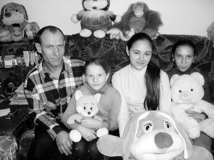 Все дела завершены, и теперь папа с девочками с нетерпением ждут маму.