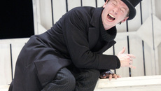 Сцены из спектакля «Женитьба»: «главный бес» — Кочкарёв — пытается вписать героев в замкнутый круг ритуала. Не тут-то было...