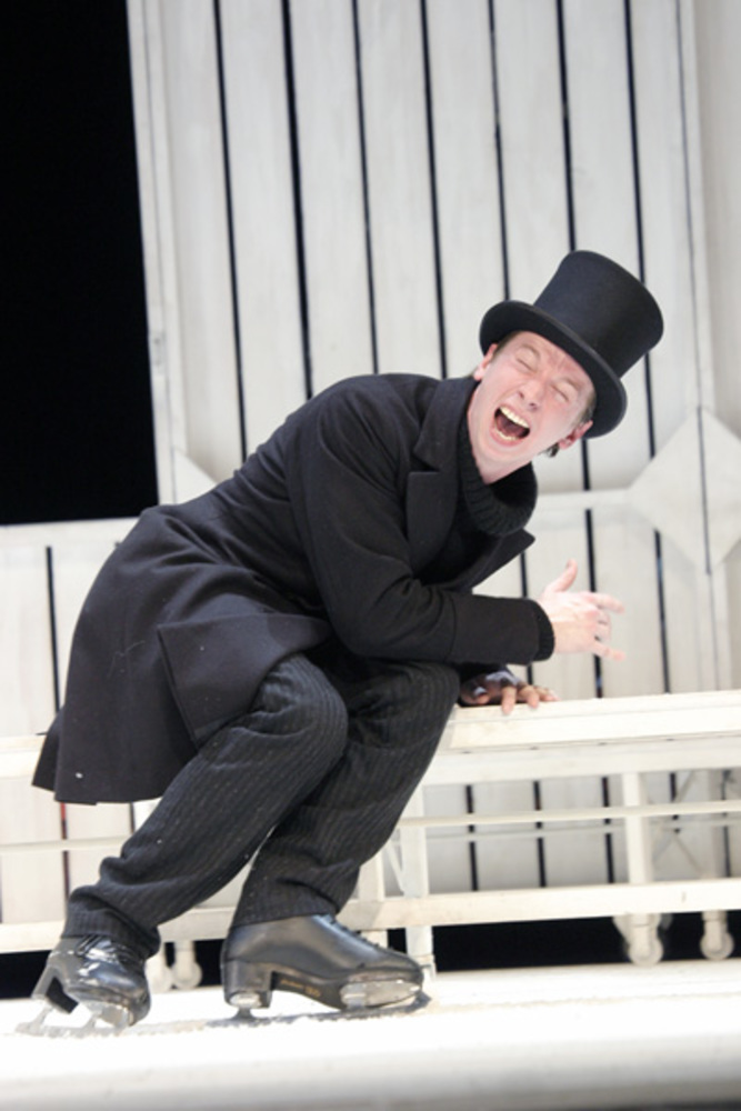 Сцены из спектакля «Женитьба»: «главный бес» — Кочкарёв — пытается вписать героев в замкнутый круг ритуала. Не тут-то было...