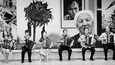 Финальная сцена из спектакля Театра наций «Рассказы Шукшина».