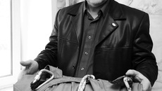 Генеральный директор ООО «Арника» Александр Рогачёв демонстрирует трап в соббранном виде.