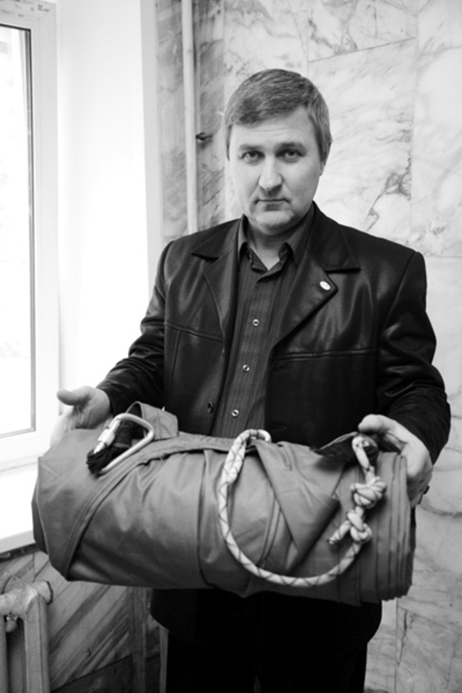 Генеральный директор ООО «Арника» Александр Рогачёв демонстрирует трап в соббранном виде.