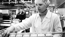 За работой фасовщица Елена Якушева.
