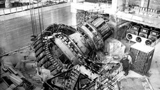 След былого бедствия в машинном зале пока еще налицо.