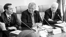 Алексей Беспаликов (в центре) и Александр Савельев (справа) не считают «дверь» соглашения закрытой для тех, кто его не подписал. Среди них — представитель КПРФ Вадим Агеенко (на снимке — слева).