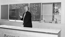 Каждый урок Владимира Петровича Мальцева — это гимн любимому предмету — физике.