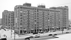 Новый дом украсил улицу.