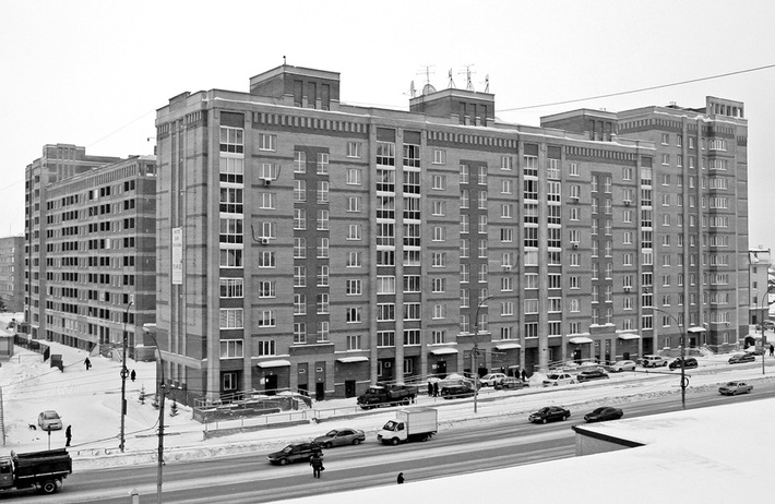 Новый дом украсил улицу.