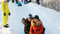 Зимние забавы. Фото Сергея ДЯТЛОВА.