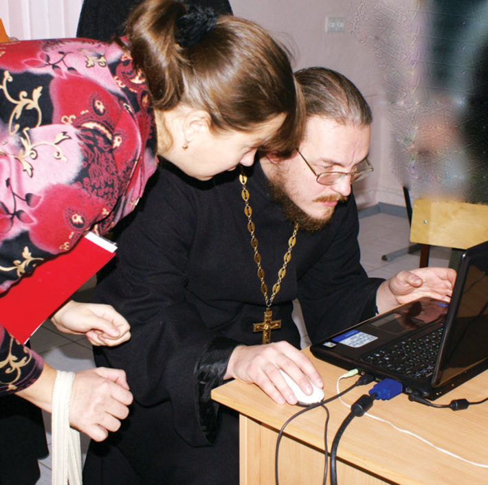 Отец Андрей (на снимке) считает, что познание православной культуры должно стать хорошей традицией для всех культработников в городе и на селе.