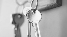 Для некоторых граждан бремя собственности — оплата расходов и налогов — стало неподъемным.