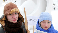 Скульптура победителей фестиваля, команды из Омска (на снимке), представляет собой птицу с яйцом, что символизирует появление новой жизни.