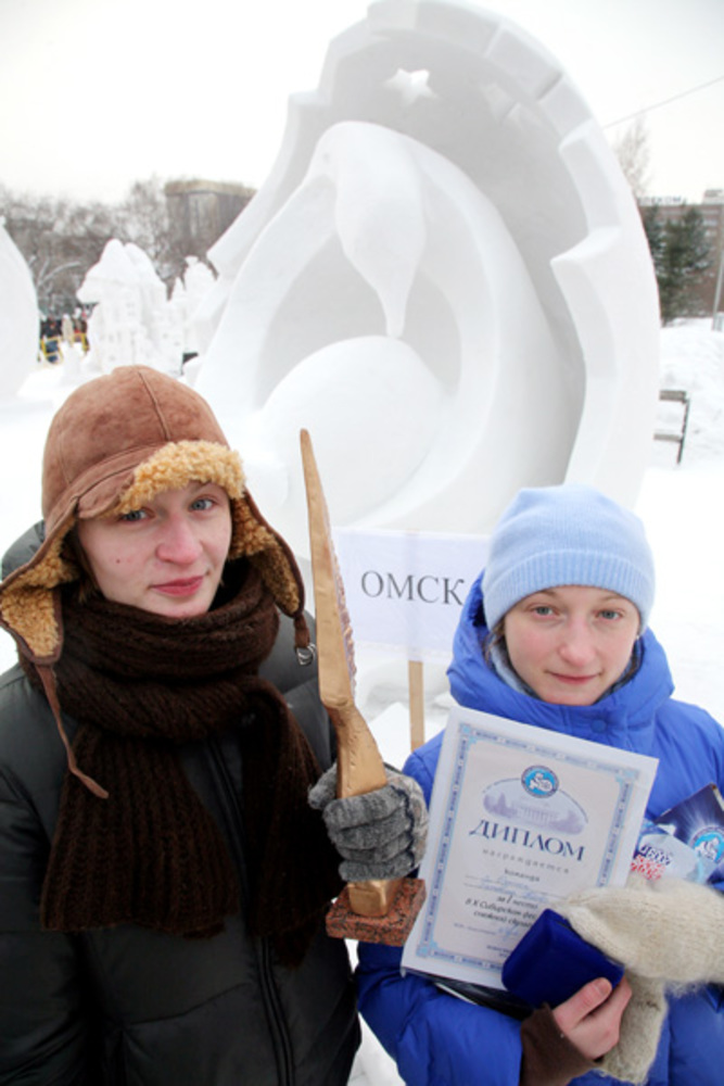 Скульптура победителей фестиваля, команды из Омска (на снимке), представляет собой птицу с яйцом, что символизирует появление новой жизни.