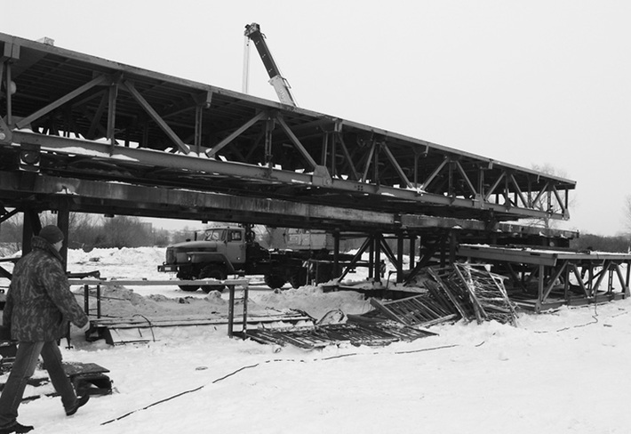 Временные сооружения на месте возведения будущего моста.