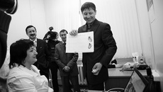Депутат областного Совета Александр Бестужев решил проверить сердце на кардиовизоре перед тем, как в Крещение окунуться в прорубь, ему помогла медсестра Любовь Дудова.