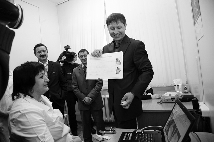 Депутат областного Совета Александр Бестужев решил проверить сердце на кардиовизоре перед тем, как в Крещение окунуться в прорубь, ему помогла медсестра Любовь Дудова.
