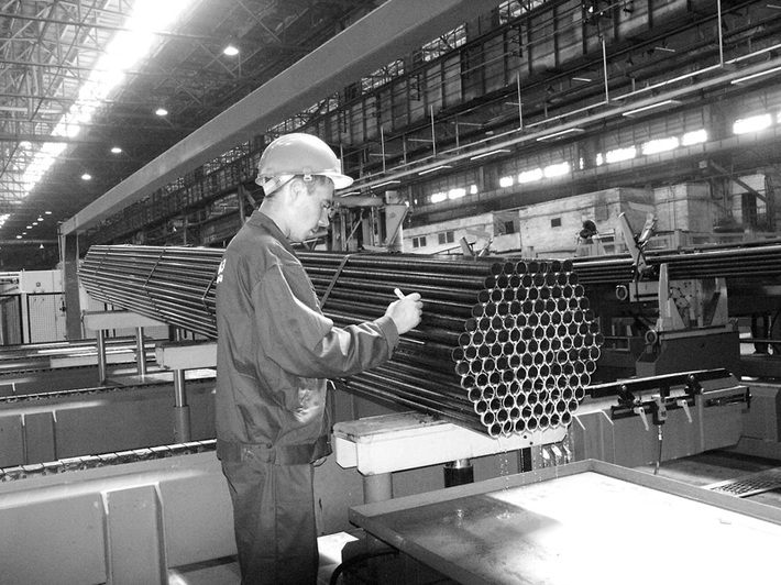 Благодаря своевременно принятым антикризисным мерам возобновил работу Новосибирский металлургический завод им. Кузьмина. Фото Сергея ДЯТЛОВА.