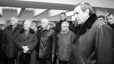Бывшие и нынешние руководители города и области на церемонии открытия памятной доски метростроевцам Новосибирска.