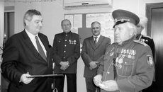 Атаман, руководитель районной общественной организации «Приобский казачий стан» Сергей Казаков вручает Пламену Стоянову награды.