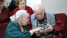 Тревожат душу воспоминания. Блокадники Ольга Царёва и Валентин Баракин на переднем плане.