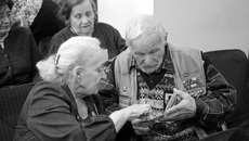 Тревожат душу воспоминания. Блокадники Ольга Царёва и Валентин Баракин на переднем плане.