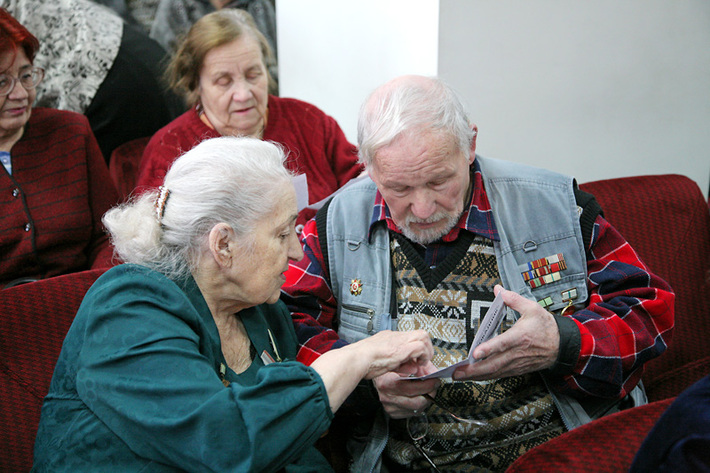 Тревожат душу воспоминания. Блокадники Ольга Царёва и Валентин Баракин на переднем плане.