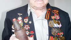 Это напоминание о войне Владимир Николаевич нашел спустя годы на месте сражения. А парадный пиджак Комиссаров надевает нечасто. Тяжел. Среди боевых наград ветерана две медали «За отвагу», орден Славы III степени, орден Отечественной войны I степени, медаль «За победу над Германией в Великой Отечественной войне 1941 — 1945», знак «25 лет Победы в Великой Отечественной» и около десятка юбилейных медалей. А среди трудовых отличий самые значимые для него — знак «Почетному железнодорожнику» и медали «Ветеран труда» и «За трудовое отличие».