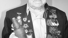 Это напоминание о войне Владимир Николаевич нашел спустя годы на месте сражения. А парадный пиджак Комиссаров надевает нечасто. Тяжел. Среди боевых наград ветерана две медали «За отвагу», орден Славы III степени, орден Отечественной войны I степени, медаль «За победу над Германией в Великой Отечественной войне 1941 — 1945», знак «25 лет Победы в Великой Отечественной» и около десятка юбилейных медалей. А среди трудовых отличий самые значимые для него — знак «Почетному железнодорожнику» и медали «Ветеран труда» и «За трудовое отличие».