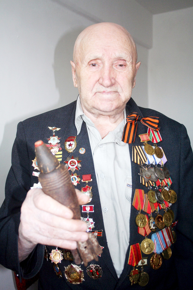 Это напоминание о войне Владимир Николаевич нашел спустя годы на месте сражения. А парадный пиджак Комиссаров надевает нечасто. Тяжел. Среди боевых наград ветерана две медали «За отвагу», орден Славы III степени, орден Отечественной войны I степени, медаль «За победу над Германией в Великой Отечественной войне 1941 — 1945», знак «25 лет Победы в Великой Отечественной» и около десятка юбилейных медалей. А среди трудовых отличий самые значимые для него — знак «Почетному железнодорожнику» и медали «Ветеран труда» и «За трудовое отличие».