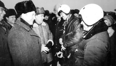 Николай Иванович Бобрицкий (на переднем плане слева) встречает летный состав (Игорь Вотинцев, Евгений Ревунов) после первого испытательного полета СУ-34.