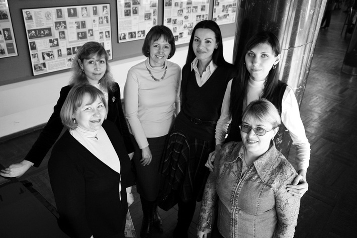 Молодые педагоги городского центра профилактики социального сиротства «Солнечный круг». Слева направо старший методист Ирина Скрипченко, редактор журнала «И станет мир добрей» Эльвира Корченко, методист Ольга Прошина, психолог Мария Казацкая, социальный педагог Ирина Погоруева и педагог-психолог Анна Кудрикова.