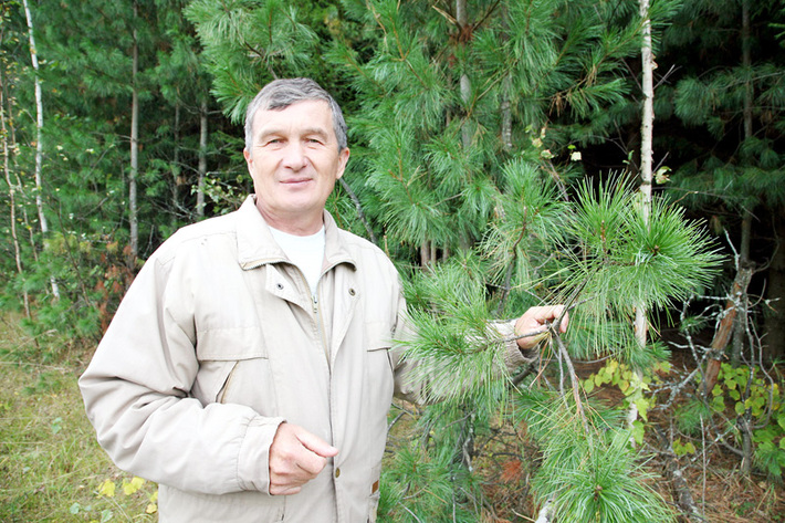 Сергей Михайлович Швец в родных дубровинских лесах.