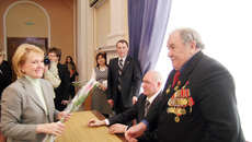 Надежда Болтенко вручает награду участнику Великой Отечественной войны Василию Глушатову.