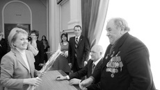 Надежда Болтенко вручает награду участнику Великой Отечественной войны Василию Глушатову.