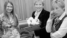 Среди награжденных чемпионка мира по стендовой стрельбе Надежда Коновалова, тренер Елена Рабая и чемпионка мира по стендовой стрельбе Ольга Панарина.
