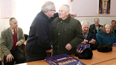 Глава Татарского района Валерий Носков вручает ключи ветеранам.