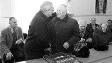 Глава Татарского района Валерий Носков вручает ключи ветеранам.