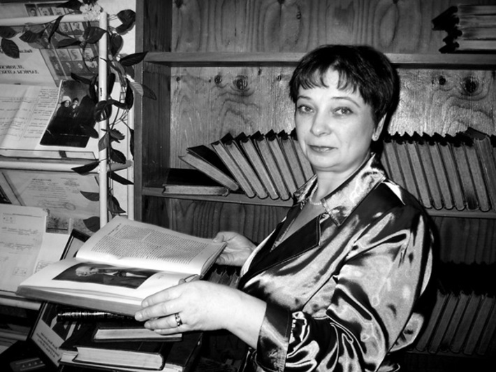 Татьяна Борисовна Ганицкая рассказывает о редких экземплярах книг в библиотеке.