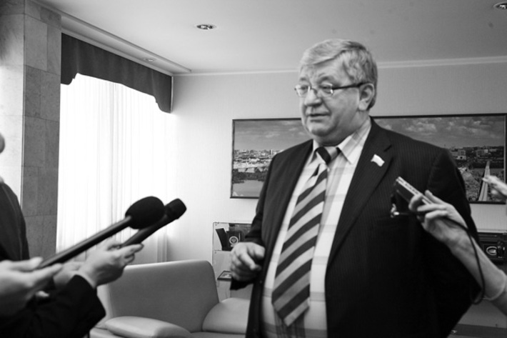 Председатель Новосибирского областного Совета депутатов, руководитель фракции «Единая Россия» в областном Совете Алексей Беспаликов отвечает на вопросы журналистов.