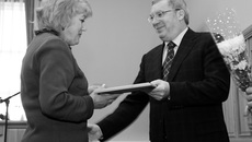 Виктор Толоконский поздравляет Ольгу Егорову, директора ООО «Фалк».