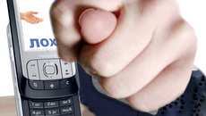 Если вы стали жертвой SMS-мошенников, позвоните в службу поддержки сотовой компании с жалобой на номер, с которого пришло SMS.