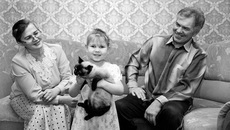 Лариса и Геннадий Сенченко с внучкой Лизой и хранителем домашнего уюта.