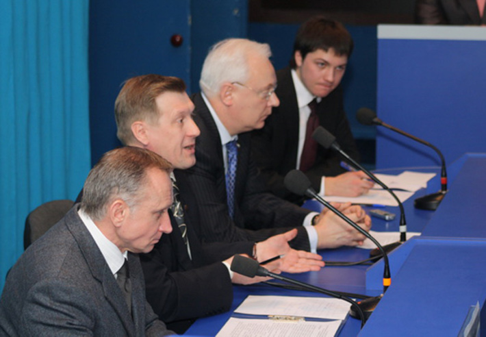 Во время пресс-конференции.