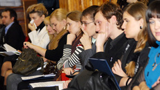 Молодые участники форума не раз задавали экспертам каверзные вопросы.  Фото Сергея АНДРЕЕВА.