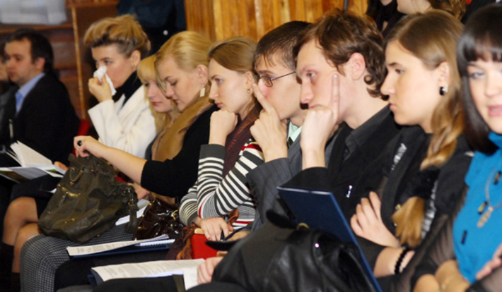 Молодые участники форума не раз задавали экспертам каверзные вопросы.  Фото Сергея АНДРЕЕВА.