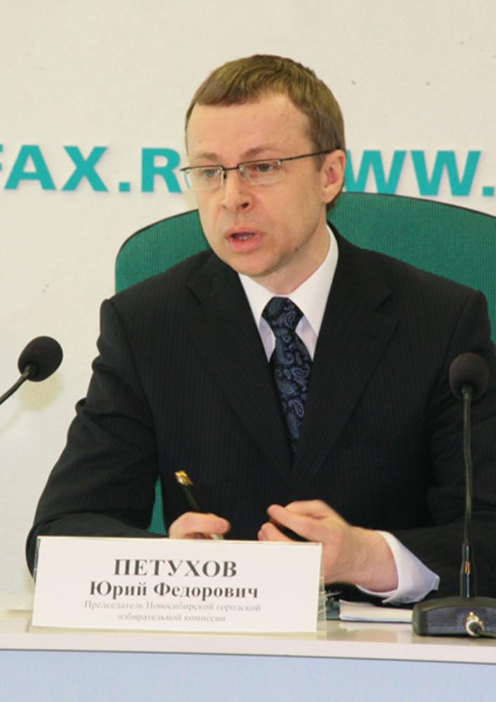 Председатель Новосибирской городской муниципальной избирательной комиссии Юрий Федорович Петухов отвечает на вопросы журналистов.