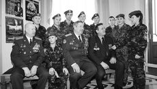 Ветераны боевых действий в Республике Афганистан гвардии старший прапорщик Николай Голубятников, полковник в отставке Владимир Шуплецов и капитан в запасе Николай Кудрявцев (слева направо) вместе с членами военно-патриотического клуба «Юнармеец» средней школы № 3 Колыванского района.