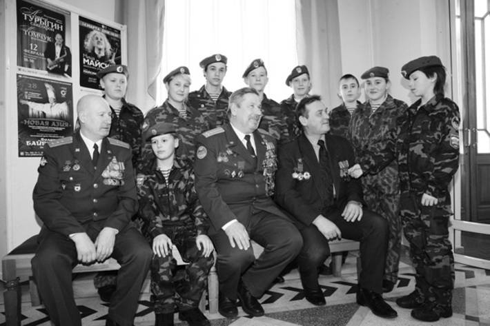 Ветераны боевых действий в Республике Афганистан гвардии старший прапорщик Николай Голубятников, полковник в отставке Владимир Шуплецов и капитан в запасе Николай Кудрявцев (слева направо) вместе с членами военно-патриотического клуба «Юнармеец» средней школы № 3 Колыванского района.