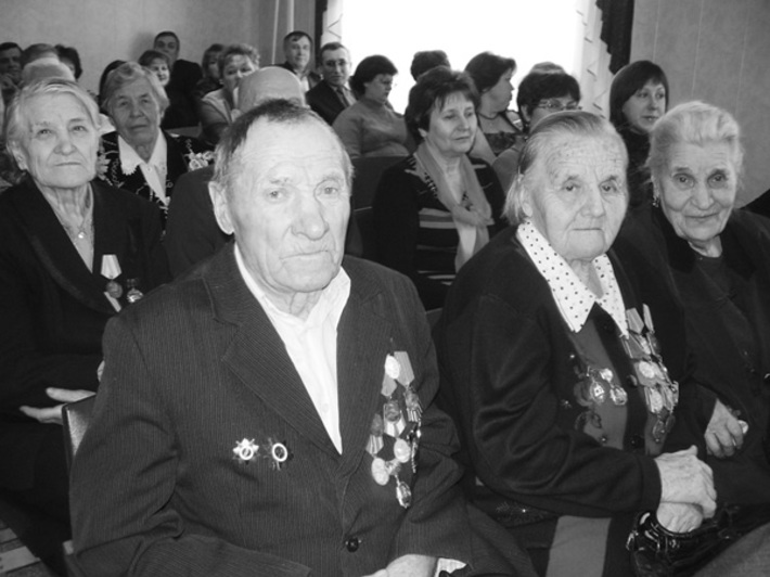 Участнику ВОВ Ивану Павловичу Васюхно, ветеранам ВОВ Анастасии Моисеевне Мельниченко и Екатерине Васильевне Васюхно юбилейные медали «65 лет Победы в Великой Отечественной войне 1941 — 1945 гг.» вручил губернатор Новосибирской области Виктор Толоконский.